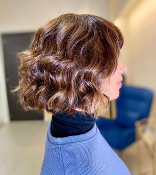 Bob corto con ondas en tono castaño cobrizo