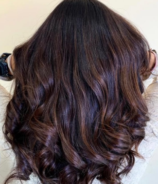 Melena morena con ondas y reflejos chocolate