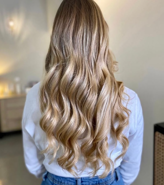 Melena rubia larga con ondas marcadas