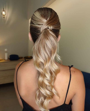 Semirecogido con ondas y coleta baja voluminosa