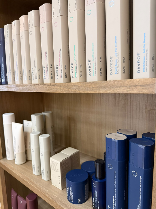 Detalle de productos Davroe en la estantería del salón