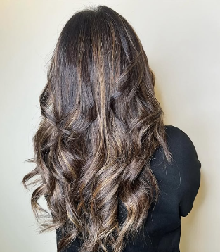 Melena morena con ondas y reflejos miel