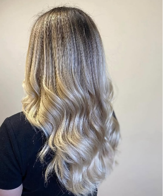 Melena rubia con ondas suaves