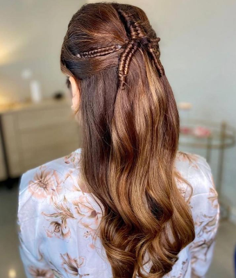 Media melena con trenzas decorativas en la parte superior