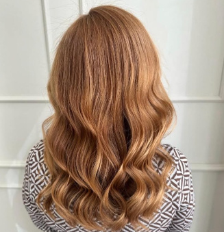 Melena larga con ondas en tono cobre y peach claro