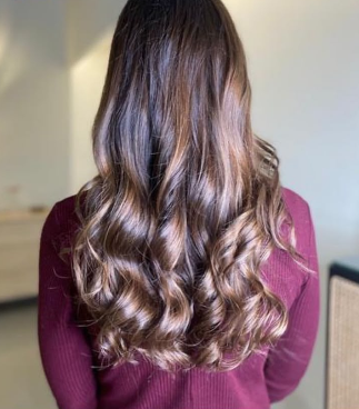 Melena morena con degradado cálido y ondas marcadas
