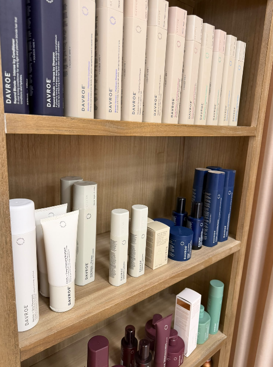 Estantería de madera con productos Davroe en el salón
