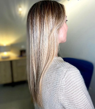 Melena rubia lisa con reflejos vista de perfil